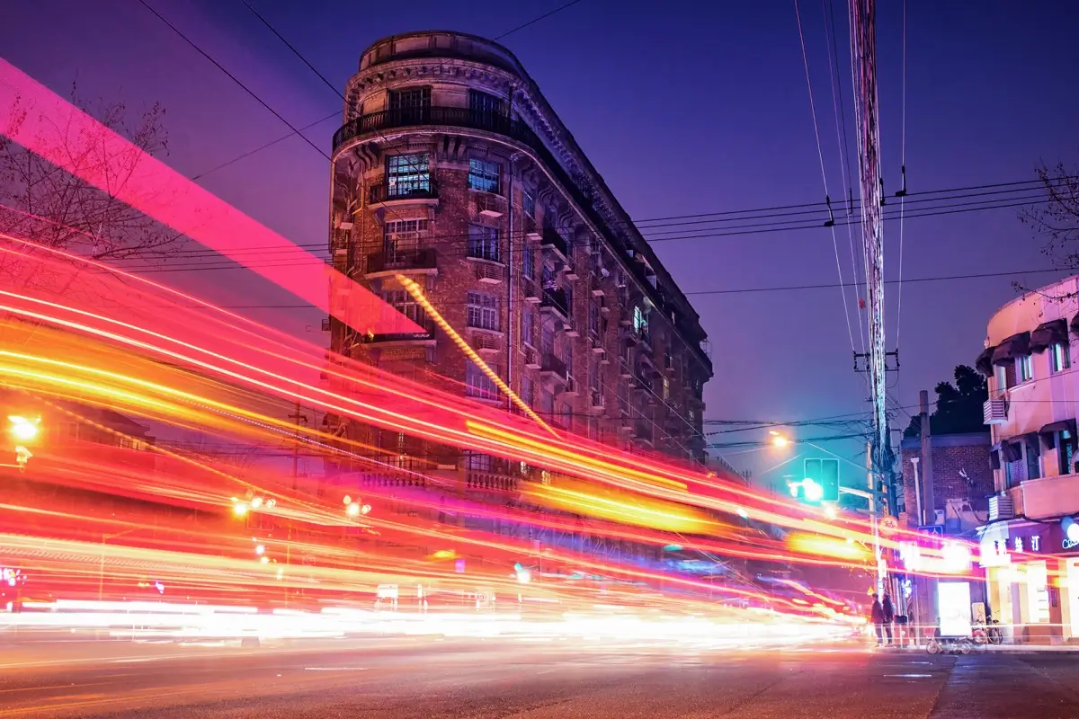 Straßenverkehr bei Nacht als Synonym zum Theme PageSpeed in WordPress